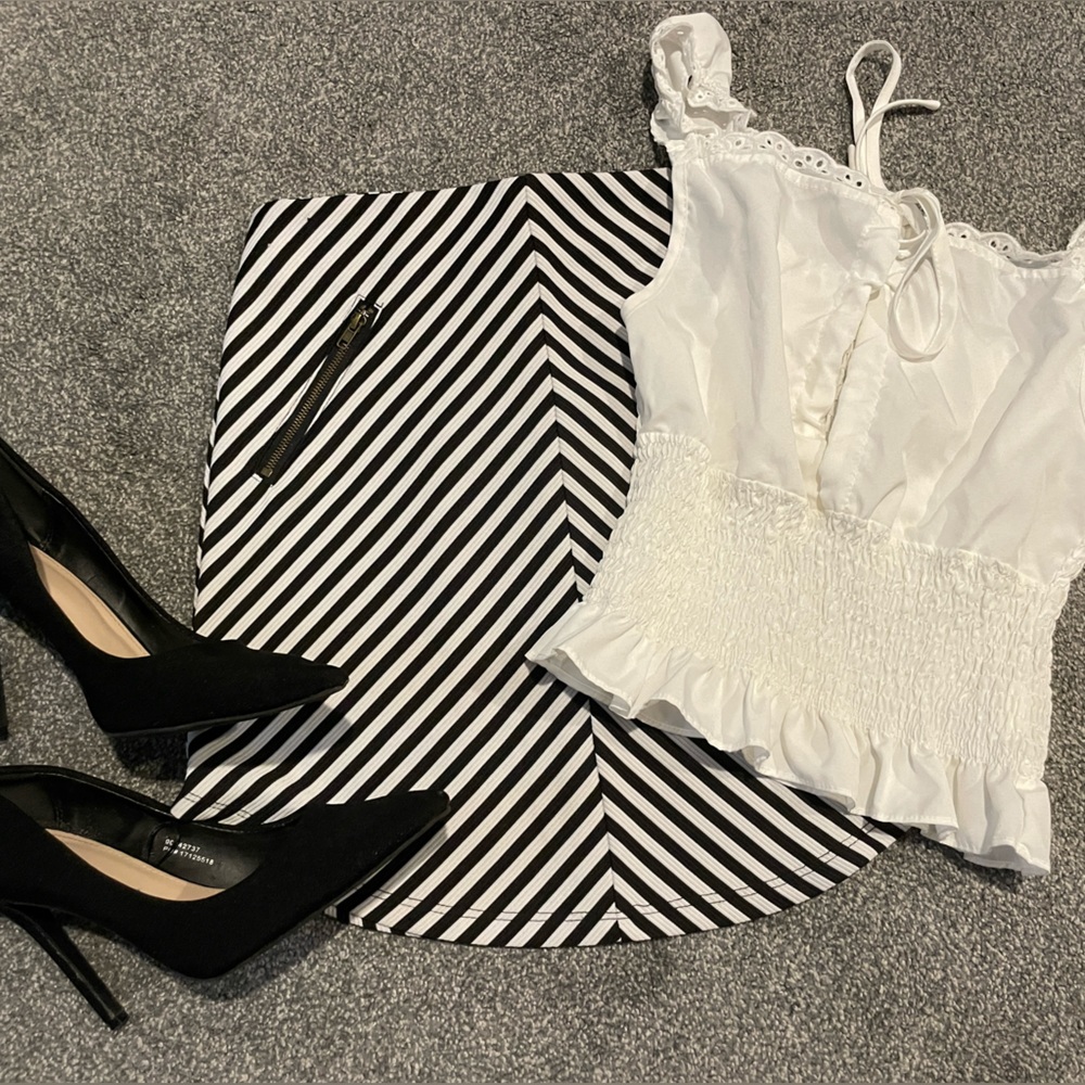 Women’s black and white skirt